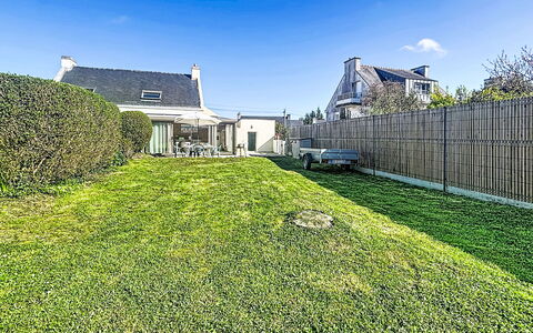 Maison Aristide Briand: Grass, Shrub, House, Residential Area, Home, Roof, Land Lot, Garden, Groundcover, Lawn