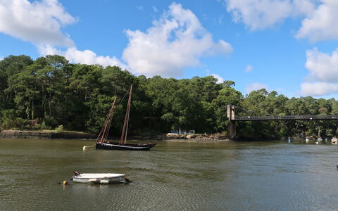 Maison Aristide Briand: Water Resources, Water, Tree, Body Of Water, Waterway, Watercourse, Channel, Bridge, Bank, Lake