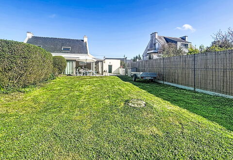 Maison Aristide Briand: Grass, Shrub, House, Residential Area, Home, Roof, Land Lot, Garden, Groundcover, Lawn