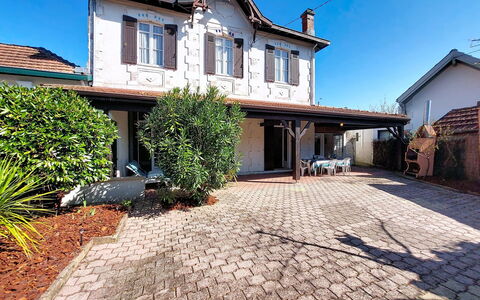 La Belle Héricart: Residential Area, Home, House, Door, Apartment, Suburb, Balcony, Courtyard, Yard, Driveway