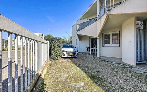 Le Mehari: Residential Area, Home, House, Door, Apartment, Suburb, Balcony, Courtyard, Yard, Driveway
