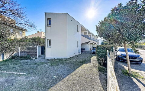 Le Mehari: Residential Area, Home, House, Door, Apartment, Suburb, Balcony, Courtyard, Yard, Driveway