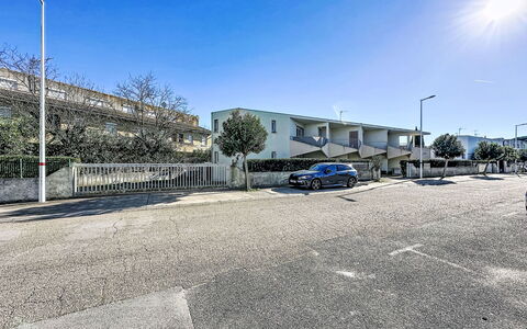 Le Mehari: Residential Area, Home, House, Door, Apartment, Suburb, Balcony, Courtyard, Yard, Driveway