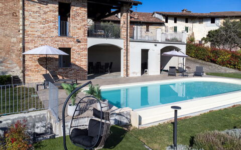 Nonna Maria del Pio: Residential Area, Home, House, Door, Apartment, Suburb, Balcony, Courtyard, Yard, Driveway
