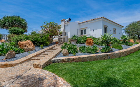 V4 Águia Vermelha: Residential Area, Home, House, Door, Apartment, Suburb, Balcony, Courtyard, Yard, Driveway