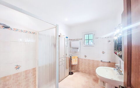 L'Argentière: Flooring, Plumbing Fixture, Interior Design, Floor, Bathroom, Ceiling, Plumbing, Room, Bathroom Sink, Tap