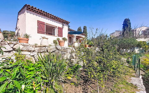 L'Argentière: Shrub, Residential Area, House, Plant Community, Human Settlement, Home, Rural Area, Groundcover, Garden