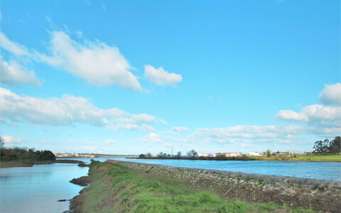 Vivenda Rafael: Sky, Water Resources, Blue, Water, Body Of Water, Daytime, Green, Natural Environment, Nature, Waterway