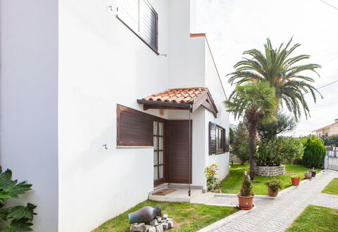 Vivenda Rafael: Building, Residential Area, Window, House, Home, Architecture, Facade, Shrub, Door