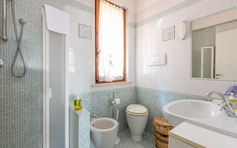 Veranda sul Conero: Bathroom, Plumbing Fixture, Flooring, Interior Design, Floor, Bathroom Sink, Toilet, Sink, Toilet Seat, Tap
