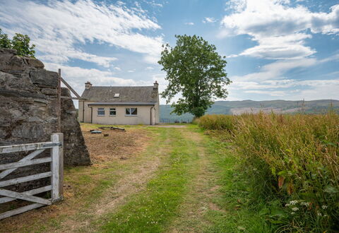 Loch Meiklie View: Grass, Grassland, Cloud, House, Rural Area, Plain, Landscape, Land Lot, Cottage, Ecoregion