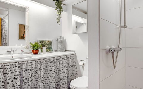 Ake - 10M to the Fjord: Bathroom, Plumbing Fixture, Wall, Interior Design, Flooring, Floor, Sink, Bathroom Sink, Toilet, Plumbing