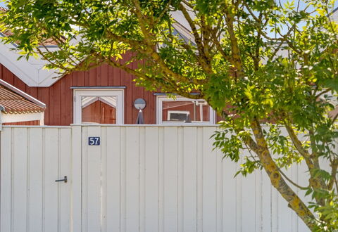 Ake - 10M to the Fjord: Wood, Garden, Backyard, Fence, Home Fencing, Gate, Yard, Shade, Picket Fence, Landscaping