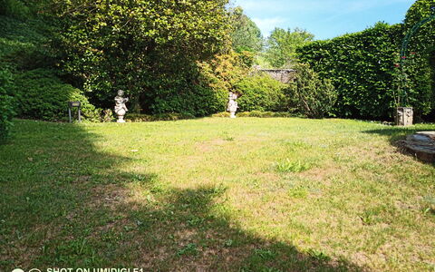 Bellavista Dimora Storica Vista Lago: Grass, Shrub, Garden, Land Lot, Lawn, Backyard, Shade, Yard, Landscaping
