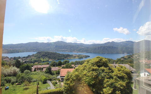 Bellavista Dimora Storica Vista Lago: Mountainous Landforms, Mountain, Body Of Water, Water Resources, Hill, Highland, Landscape, Coastal And Oceanic Landforms, Bank, Hill Station