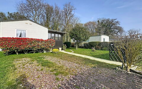 Le Lieu Bill: Shrub, Garden, House, Home, Groundcover, Cottage, Lawn, Yard, Backyard