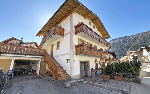 Cesa Gaby: Town, Residential Area, House, Home, Human Settlement, Urban Design, Balcony, Slope, Village, Mountain Village