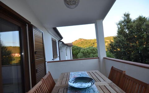 Appartamento Tamara, Budoni: Wood, Flooring, Floor, Home, Ceiling, Hardwood, Wood Stain, Shade, Daylighting, Balcony