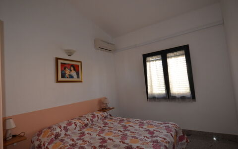 Appartamento Nina, Ac, Wifi: Bed, Bedroom, Wall, Bed Sheet, Bedding, Interior Design, Floor, Room, Bed Frame, Home