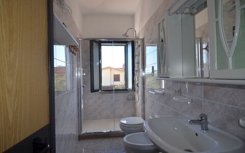 Appartamento Nina, Ac, Wifi: Plumbing Fixture, Flooring, Sink, Interior Design, Bathroom Sink, Floor, Tap, Lighting, Plumbing, Bathroom