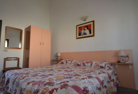 Appartamento Nina, Ac, Wifi: Bedroom, Bed, Bed Sheet, Bedding, Interior Design, Furniture, Linens, Bed Frame, Room, Floor