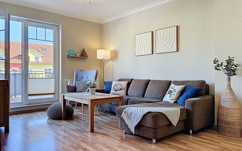 Zinnowitz Ambiente: Furniture, Interior Design, Floor, Flooring, Couch, Wall, Living Room, Wood, Wood Flooring, Room