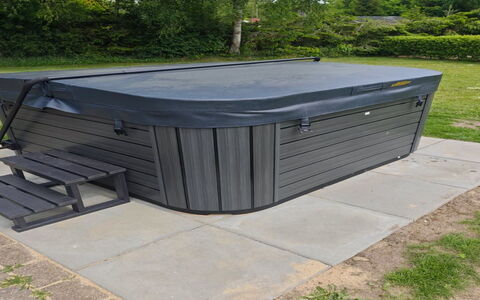 Erikka - 40Km from the Sea: Composite Material, Jacuzzi, Bathtub, Swimming Pool, Backyard