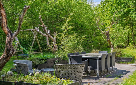 Jule - 1.5Km from the Sea: Vegetation, Shrub, Outdoor Furniture, Furniture, Garden, Plant Community, Outdoor Table, Groundcover, Spring, Sunlight