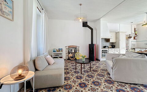 L'Ecluse: Flooring, Floor, Furniture, Interior Design, Wall, Ceiling, Couch, Living Room, Carpet, Lighting