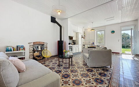 L'Ecluse: Flooring, Floor, Wall, Interior Design, Ceiling, Lighting, Living Room, Room, Furniture, Home