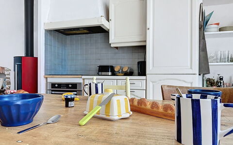 L'Ecluse: Kitchen, Interior Design, Tableware, Furniture, Flooring, Kitchen Appliance, Countertop, Room, Serveware