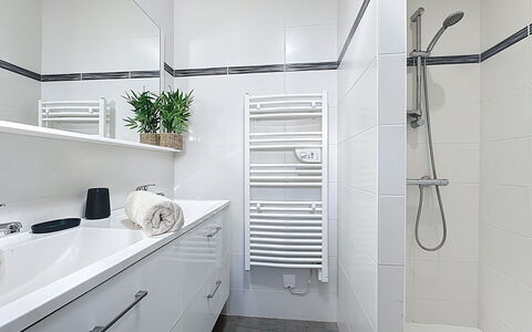 L'Ecluse: Plumbing Fixture, Bathroom, Flooring, Interior Design, Floor, Tap, Plumbing, Sink, Tile, Toilet