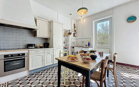 L'Ecluse: Flooring, Kitchen, Interior Design, Floor, Kitchen Appliance, Wood, Countertop, Major Appliance, Ceiling, Cabinetry