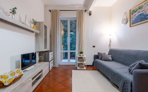 Elina: Shrub, Residential Area, Urban Design, Garden, Apartment, Hedge, Groundcover, Hacienda, Balcony, Estate