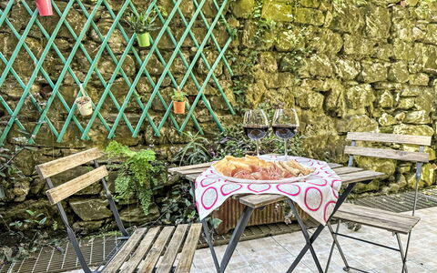 Elina: Shrub, Residential Area, Urban Design, Garden, Apartment, Hedge, Groundcover, Hacienda, Balcony, Estate
