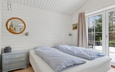 Hoat - 250M from the Sea: Wood, Flooring, Interior Design, Ceiling, Floor, Bedroom, Bed, Linens, Bedding, Bed Frame