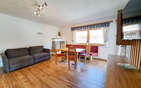 Auffach 605: Furniture, Wood, Interior Design, Flooring, Floor, Ceiling, Room, Wood Flooring, Couch, Living Room