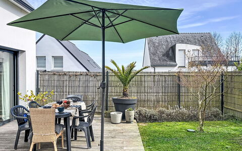 Maison des Lupins: Umbrella, Outdoor Furniture, Furniture, Shade, Outdoor Table, Chair, Garden, Patio, Houseplant, Flowerpot