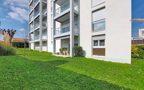Le Colibri: Residential Area, Apartment, Condominium, Suburb, Lawn, Estate, Balcony, Yard, Landscaping