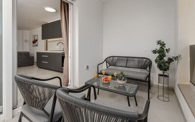 Accommodation:&nbsp;Mediterranee Oliva 104.1