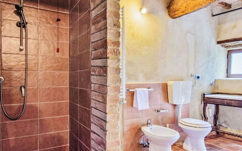 La Collina degli Ulivi: Wall, Flooring, Plumbing Fixture, Floor, Architecture, Bathroom, Door, Plumbing, Composite Material, Tile