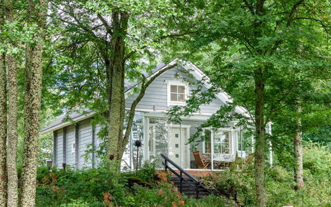 Aurinko Vanaja: Leaf, Tree, Building, Branch, Green, Nature, Window, House, Wood