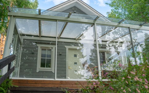 Aurinko Vanaja: Garden, Glass, Garden Buildings, Daylighting, Outdoor Structure, Houseplant, Yard, Flowerpot, Siding, Backyard