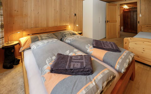 Haus Margrittli: Wood, Interior Design, Furniture, Ceiling, Flooring, Floor, Room, Bedroom, Bed, Hardwood