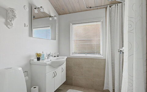 Pascal - 175M from the Sea: Plumbing Fixture, Bathroom, Interior Design, Sink, Flooring, Floor, Ceiling, Tap, Bathroom Sink, Bathroom Cabinet