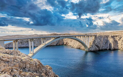 Beach House Suzi: Water Resources, Water, Body Of Water, Bridge, Arch Bridge, Arch, Rock, Waterway, Watercourse, Terrain