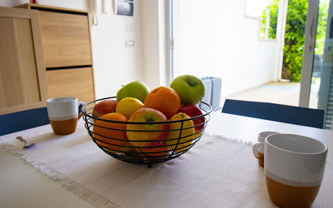 Villa i Gabbiani Otranto: Tableware, Fruit, Food, Serveware, Produce, Dishware, Furniture, Natural Foods, Ingredient