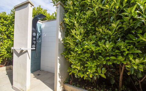 Villa i Gabbiani Otranto: Shade, Garden, Landscaping, Hedge, Eco Hotel, Walkway, Backyard