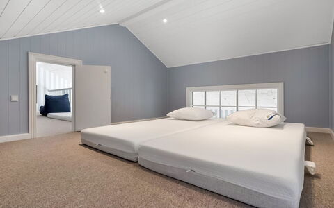 Delan - 650M from the Sea: Floor, Flooring, Bedroom, Interior Design, Ceiling, Bed, Bedding, Bed Sheet, Lighting, Room