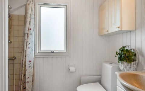 Nikica - from the Sea: Wall, Wood, Plumbing Fixture, Flooring, Floor, Interior Design, Bathroom, Toilet Seat, Toilet, Sink